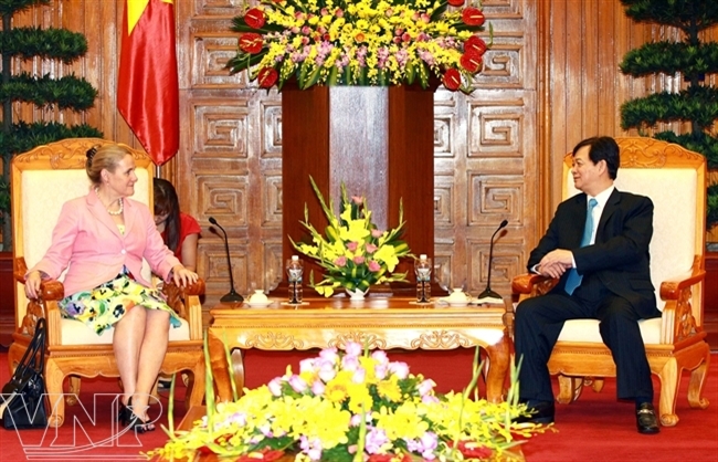 ທ່ານນາຍົກລັດຖະມົນຕີ ຫວຽດນາມ     Nguyen Tan Dung   ຕ້ອນຮັບຮອງປະທານທະນາຄານໂລກ